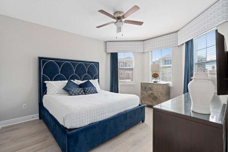 Bedroom w/ King bed