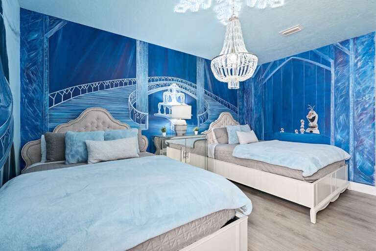 Bedroom w/ Queen beds
