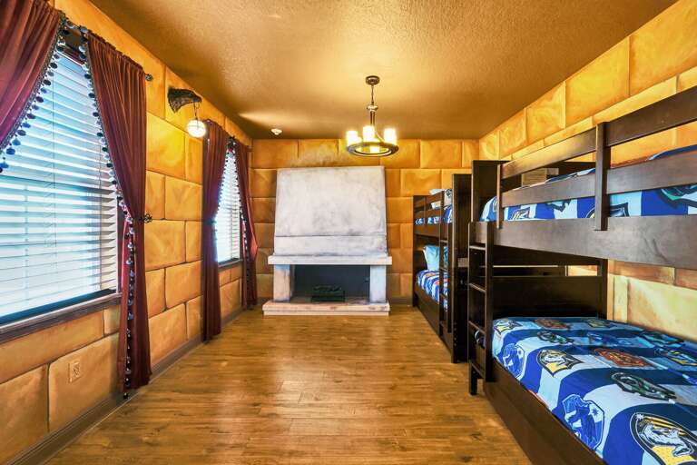Potter themed bedroom w/ 6x Twin beds