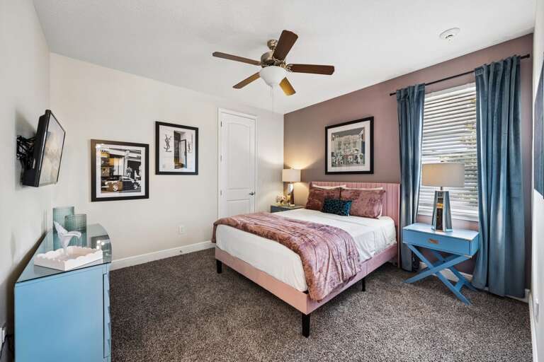 Bedroom with Queen bed