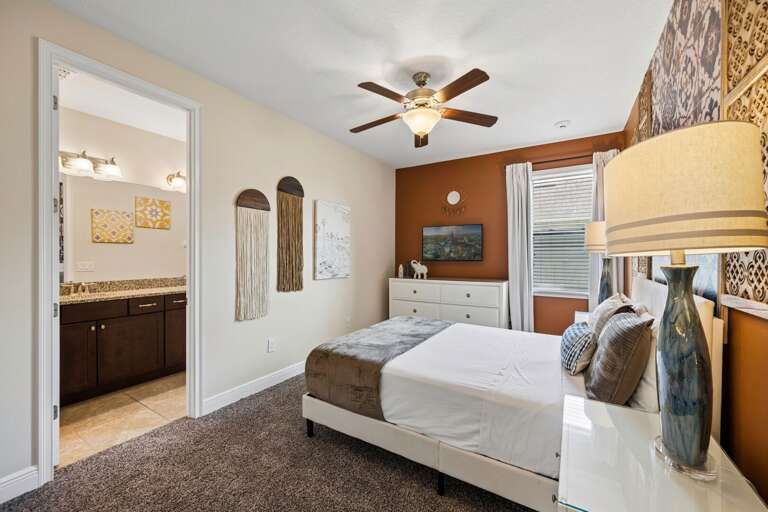 Bedroom with Queen bed