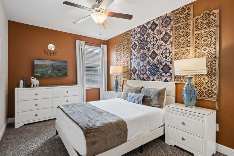 Bedroom with Queen bed
