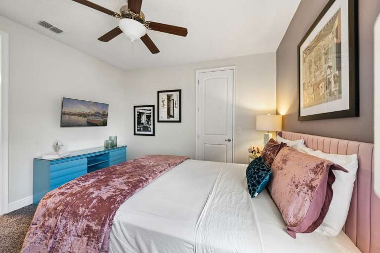 Bedroom with Queen bed