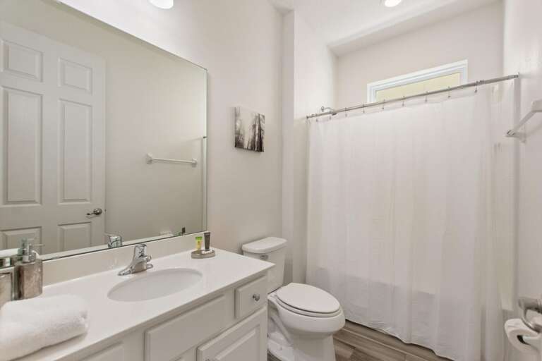 Bathroom w/ Tub/Shower Combo