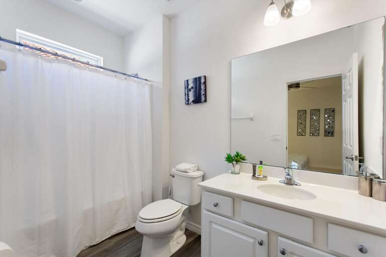 Bathroom w/ Tub/Shower Combo