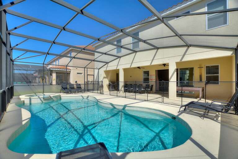 Resort-style Pool w/ Spa