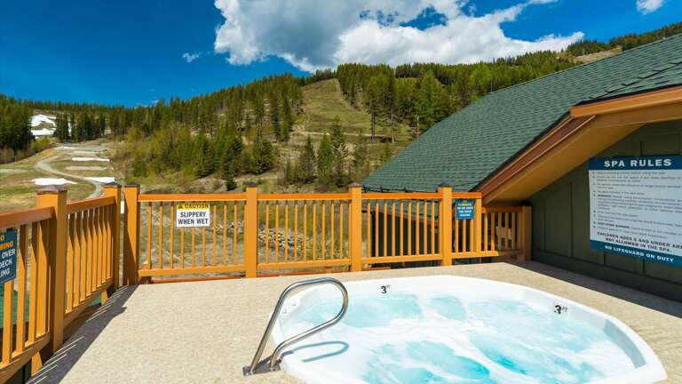 Brand new rooftop hot tub with views of the slopes from the hot tub!