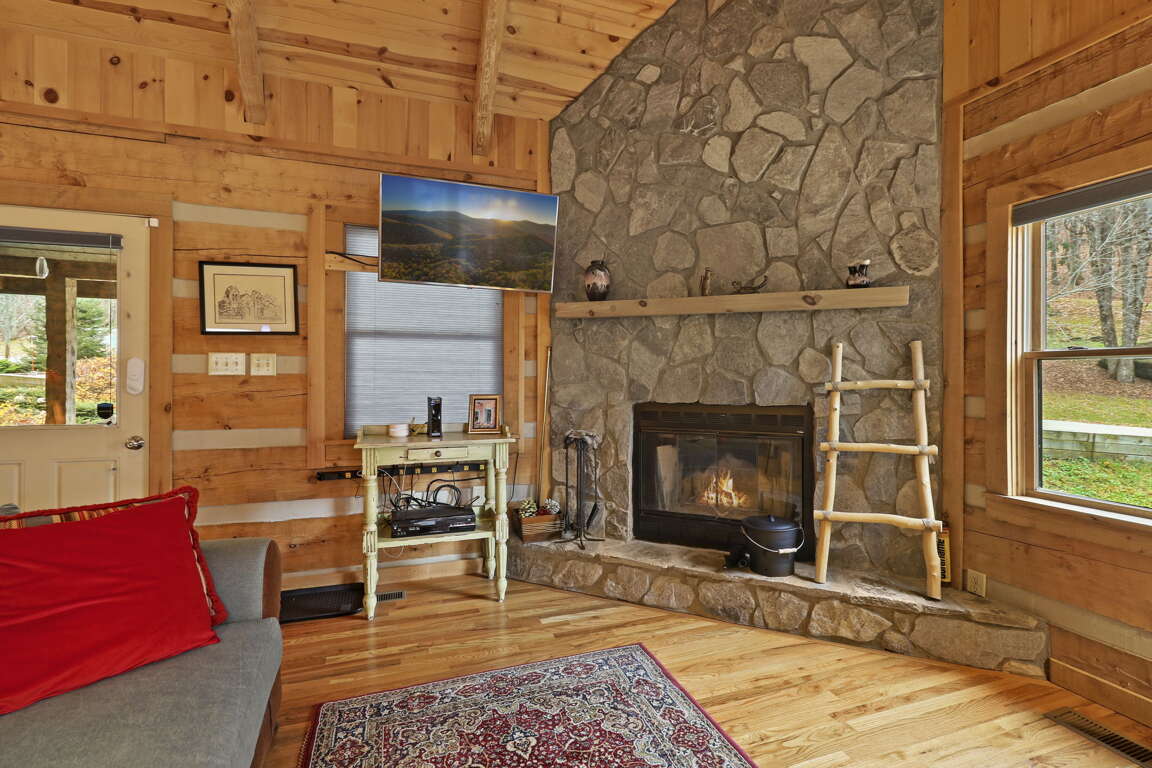 189 HLD Seven Devils, NC Cabin Rental with 3 Bedrooms