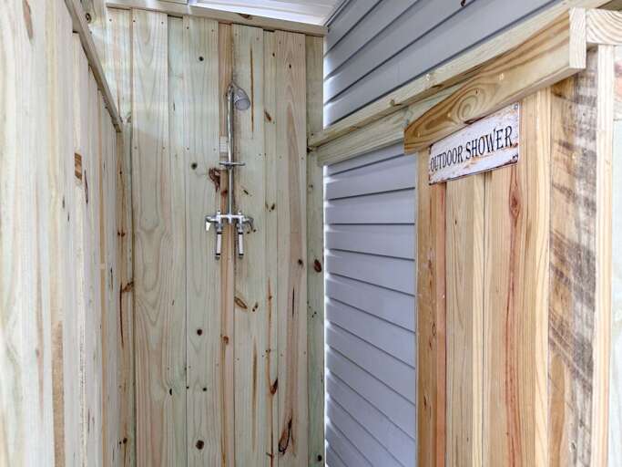 KH195: Just Wright | Enclosed Outdoor Shower KH195: Just Wright | Enclosed Outdoor Shower