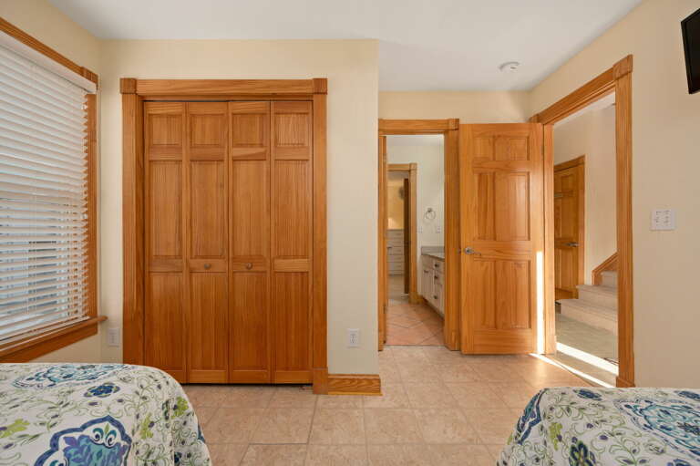 NH205: Celestial Shore | LL Bedroom 1 - Two Twins, Shared Bath