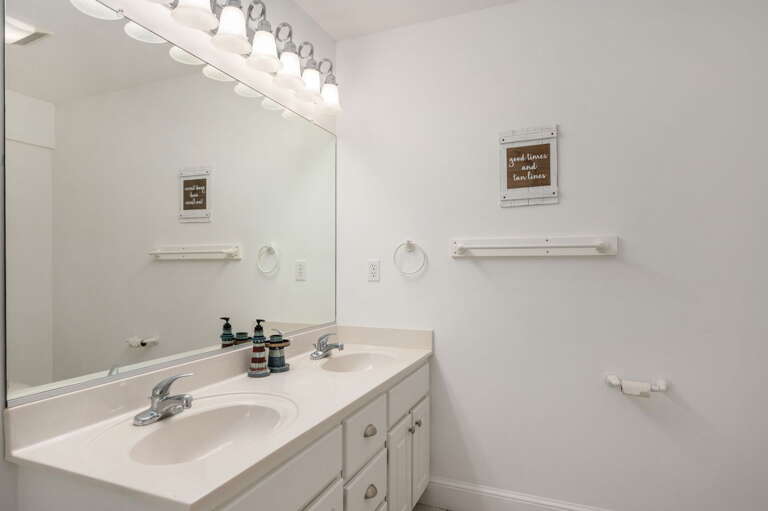 NH283: Pelican's Post | LL Shared Bath, Pool Deck Access