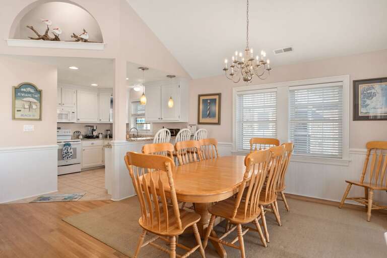 NH283: Pelican's Post | TL Dining Area- Seating for 8, Kitchen Island-Seating for 3