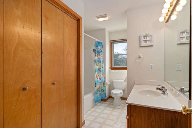 WH567: Sunshine Daydream | ML Shared Bath, Laundry Area