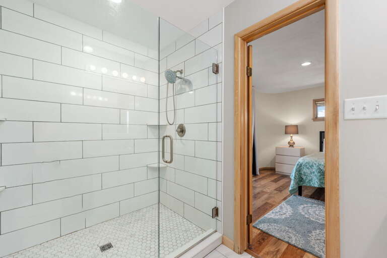 DK202: Quackin n Relaxin | ML Bedroom 1 - Private Bath DK202: Quackin n Relaxin | ML Bedroom 1 - Private Bath