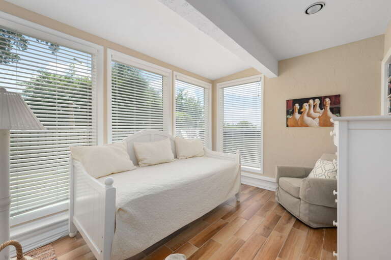 DK290: Point of View | LL Sunroom - Daybed