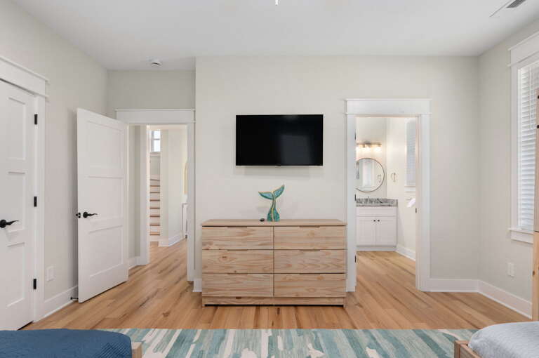 NH369: Nags Head 369 | LL Bedroom 1 - Pyramid Bunk, Double Bed, Private Bath