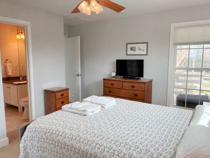 DK205: The Ranch | ML Bedroom 1 - Queen, Shared Bath DK205: The Ranch | ML Bedroom 1 - Queen, Shared Bath