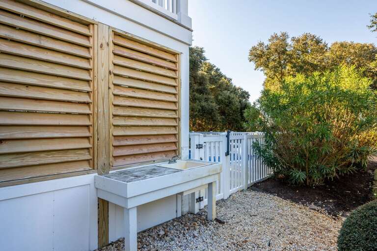 CC257: 16 Sunset | Exterior - Fish Cleaning Station