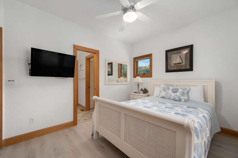 CC257: 16 Sunset | ML Bedroom 5 - Queen, Shared Bath