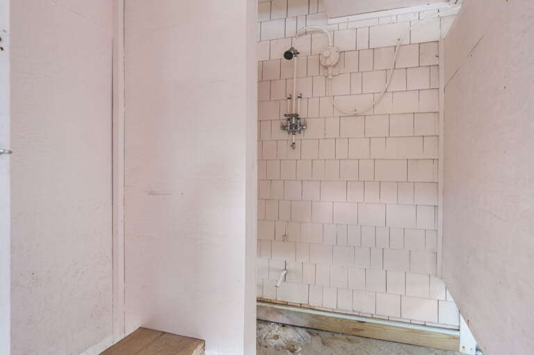 DE08: Shore Beats Work | Enclosed Outdoor Shower