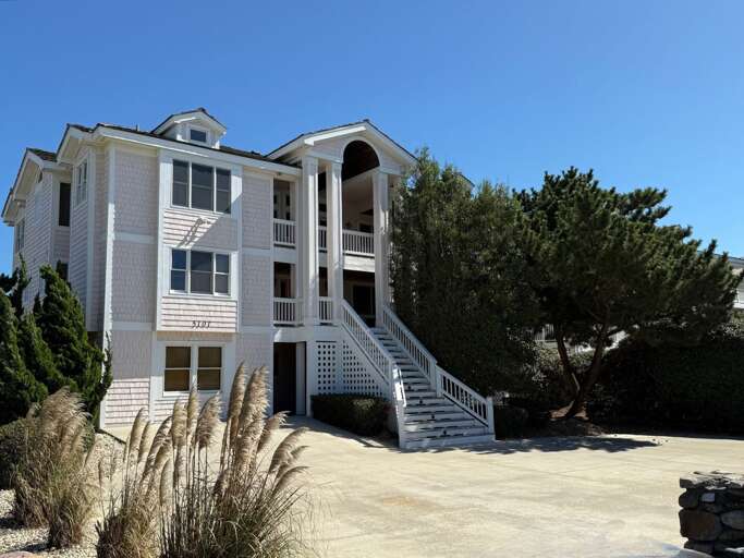 DE08: Shore Beats Work | Front Exterior