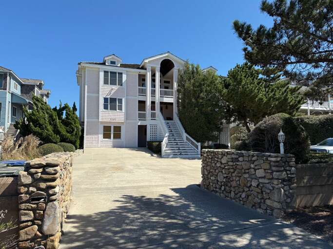 DE08: Shore Beats Work | Front Exterior