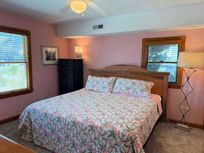 DE08: Shore Beats Work | LL Bedroom 1 - King, Shared Bath