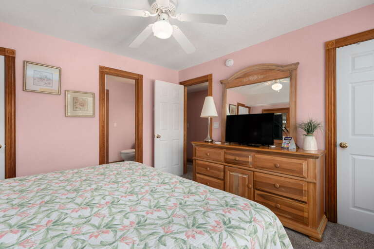 DE08: Shore Beats Work | LL Bedroom 1 - King, Shared Bath