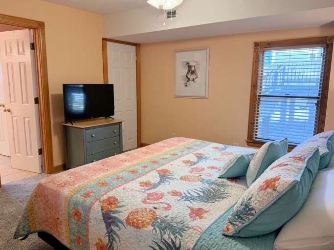 DE08: Shore Beats Work | LL Bedroom 2 - King, Shared Bath