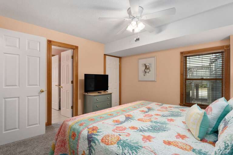 DE08: Shore Beats Work | LL Bedroom 2 - King, Shared Bath