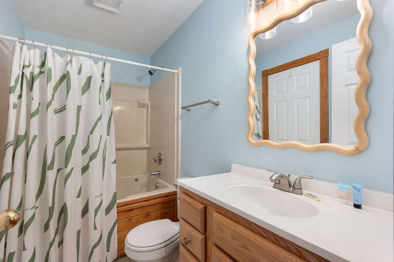 DE08: Shore Beats Work | LL Shared Bath