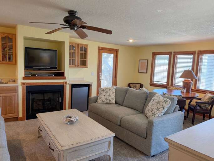 DE08: Shore Beats Work | ML Media Room - Deck Access