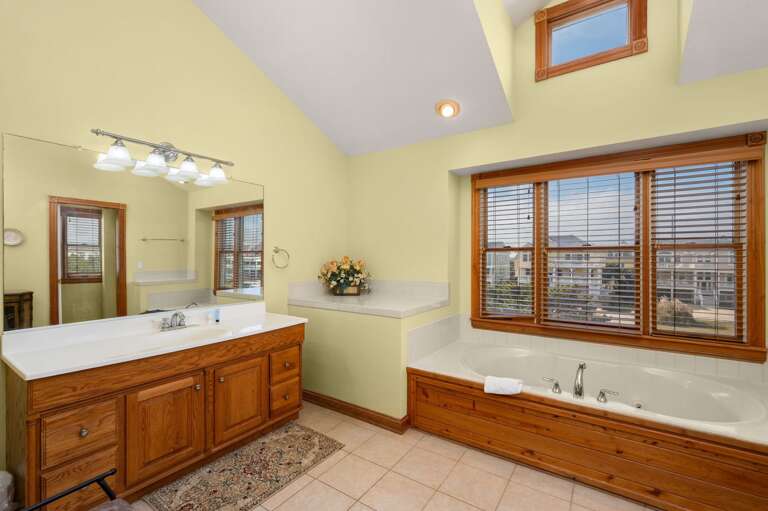 DE08: Shore Beats Work | TL Bedroom 8 - Private Bath