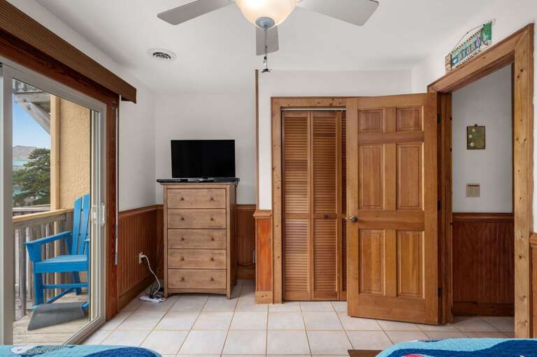 QF5: House of the Rising Sun | ML Bedroom 1 - Two Twin Beds, Deck Access