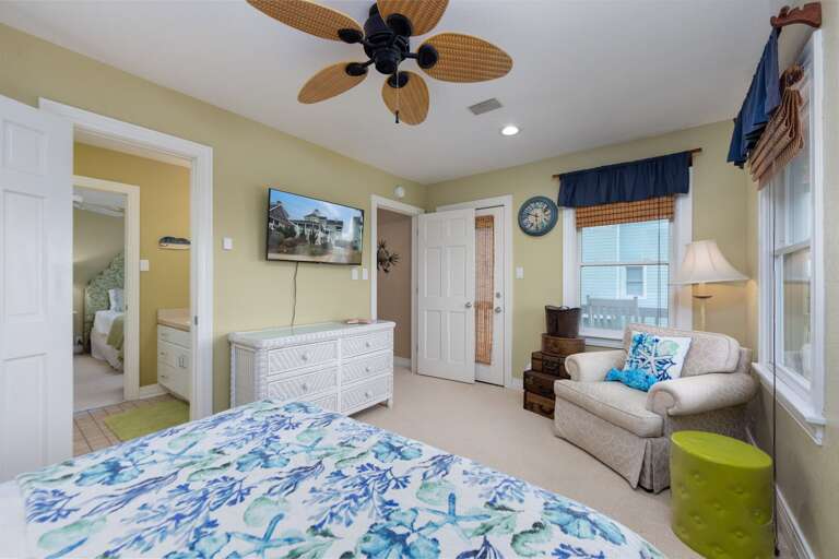 SS18: Sunnyside Up | ML Bedroom 2 - Queen, Shared Bath