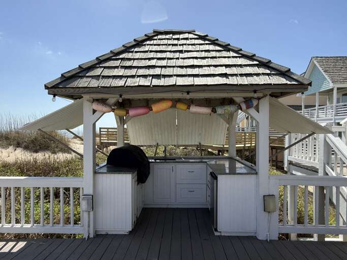 SS18: Sunnyside Up | Rear Exterior - Deck - Tiki Bar