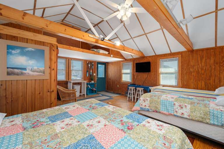NH330: It's Beach Time | Carriage House - King, Two Twin Beds