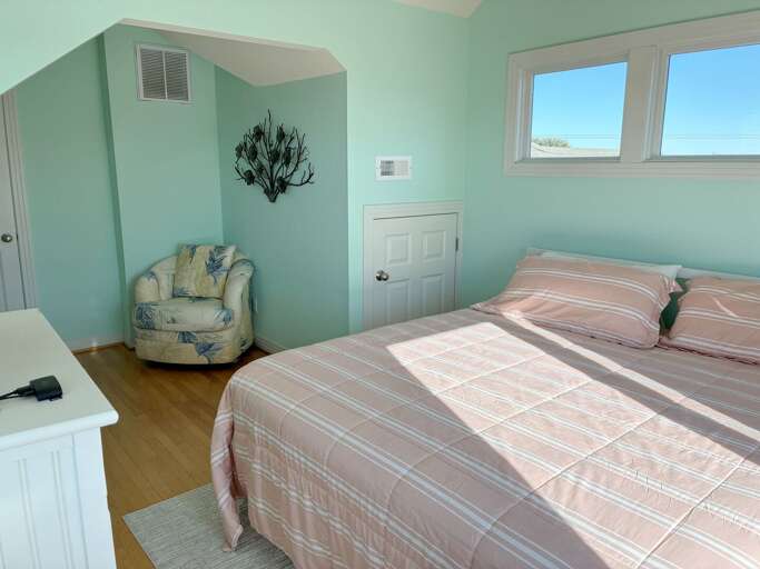 CCHK71: Seas the Day | TL Loft - King, Private Bath, Deck Access