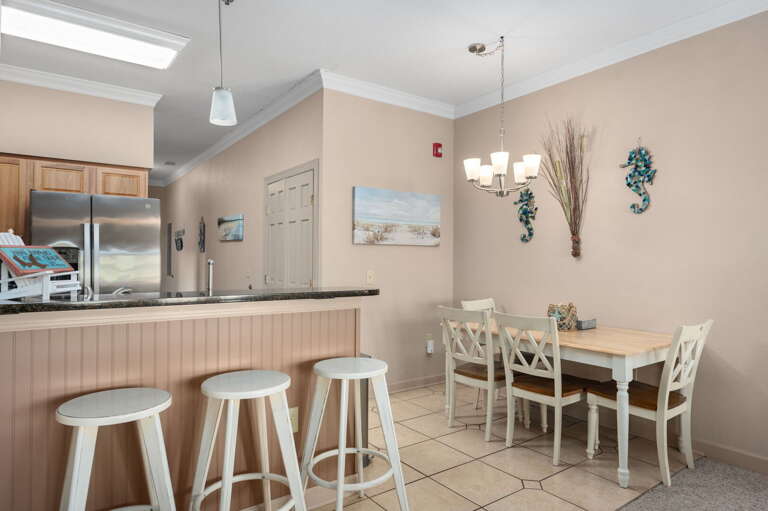 SPC202N: Ohana | Dining Area- Seating for 4