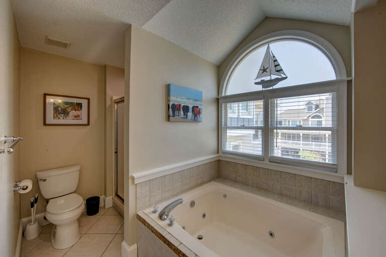Relax like royalty in this jetted soaker tub. Relax like royalty in this jetted soaker tub.