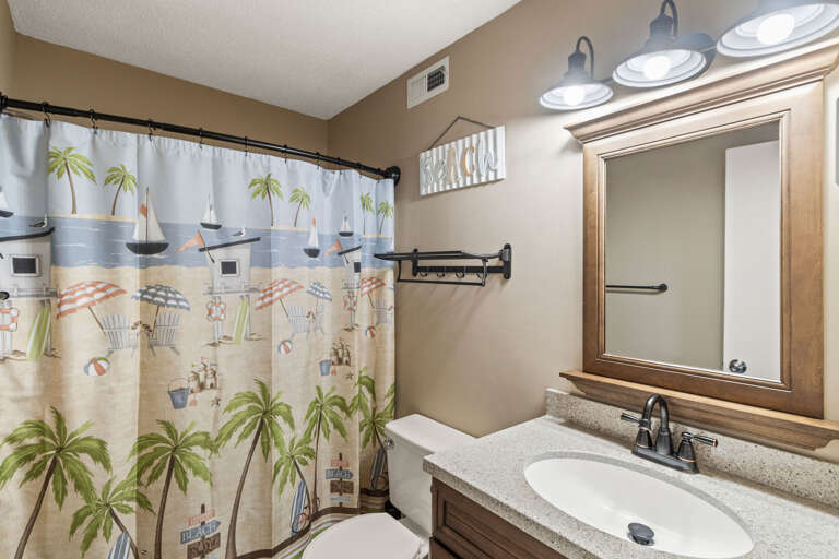 The en suite is beachy and bright.