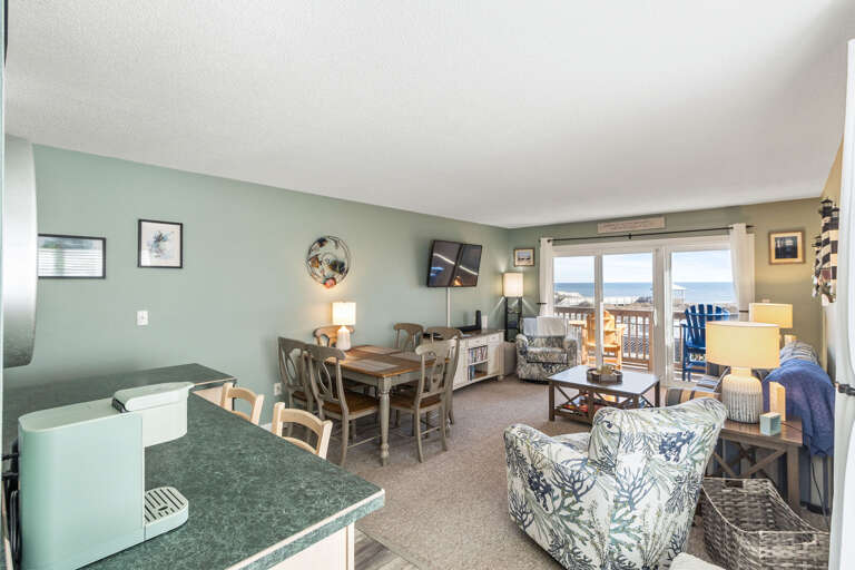This living room offers sweeping ocean views and is thoughtfully decorated to create a welcoming, open space where you can truly unwind. Large windows allow natural light to flood the room, bringing the beauty of the ocean right inside. The tasteful decor