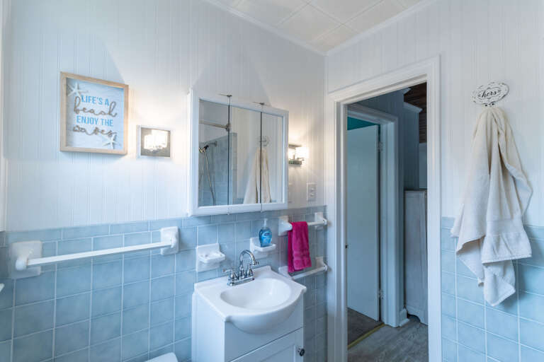 Hall bathroom beside Queen bedroom