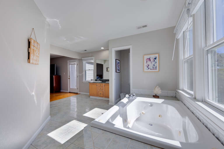 Ensuite bathroom with double vanity
