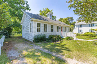 Miss Agona | Historic Cottage in Downtown Manteo