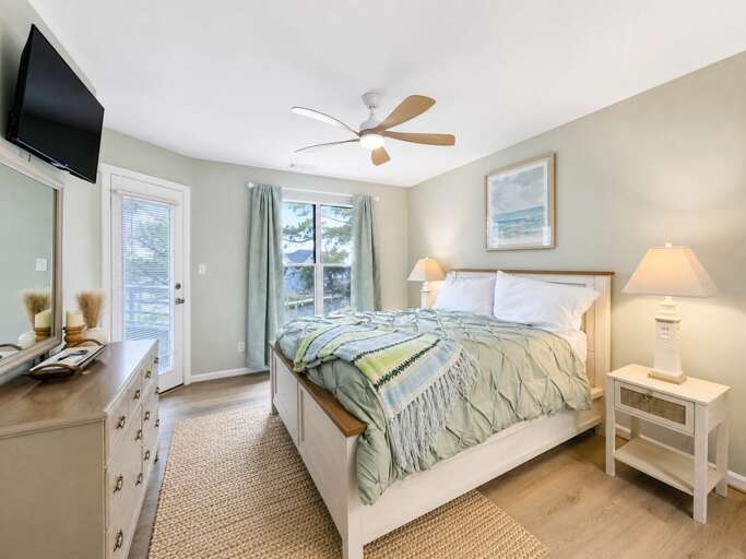 Queen Bedroom First Floor