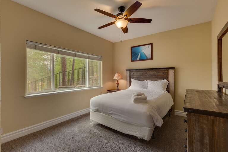 Bedroom with Queen bed