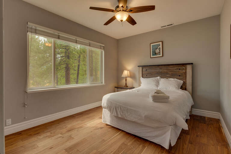 Bedroom with Queen bed