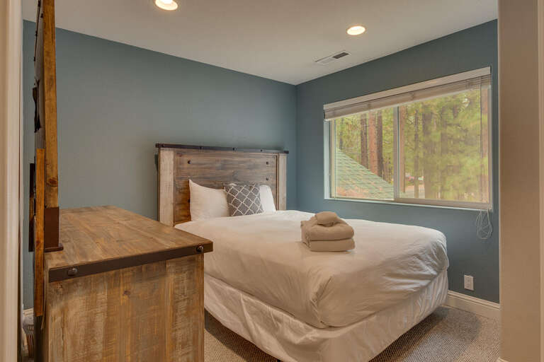 Bedroom with Queen bed