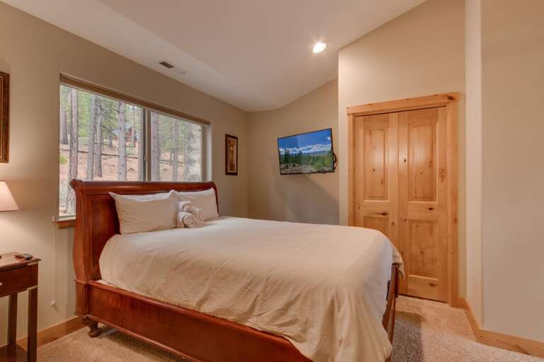 Bedroom with Queen bed Bedroom with Queen bed